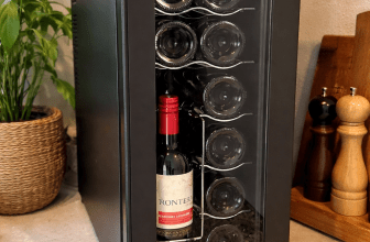 מקרר יין פרימיום ל-12 בקבוקים לאחסון יוקרתי ושימור מושלם דגם VINCOL-12 מבית YHM – צבע שחור