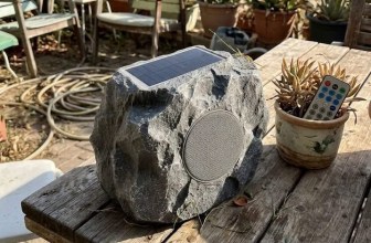 רמקול Bluetooth סולארי לגינה במראה סלע