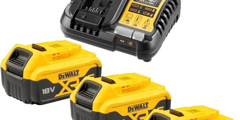 סט שלוש סוללות DEWALT 18V 5Ah + מטען