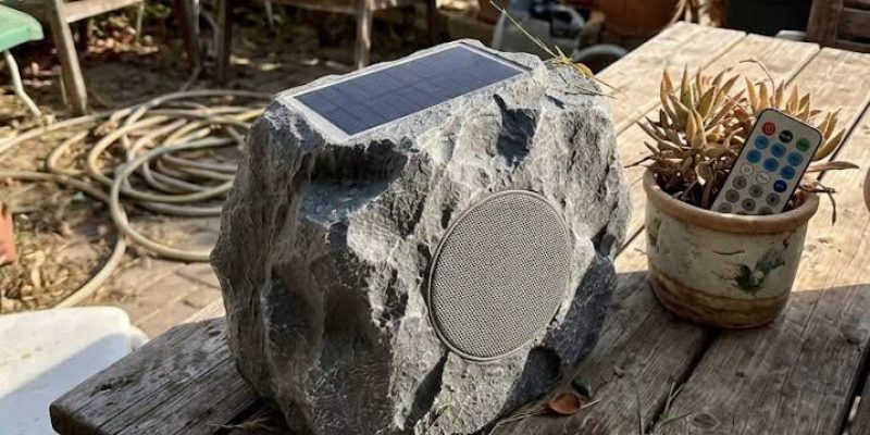 רמקול Bluetooth סולארי לגינה במראה סלע