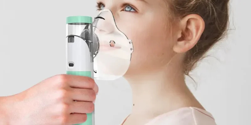 מכשיר אינהלציה נייד (על סוללות) לפעוטות או בוגרים