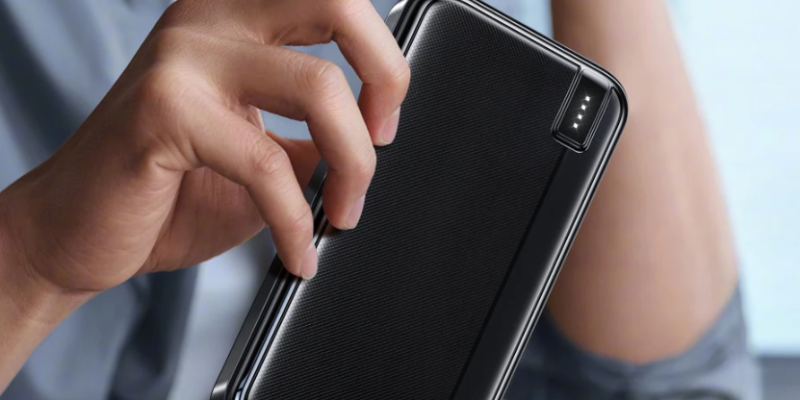 מטען נייד QOOVI בנפח 10000mAh / 20000mAh 